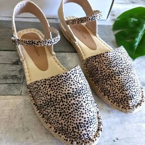 New Animal Print Closed Toe Sandals SAYS 7M BUT IS A SIZE 8.5/9